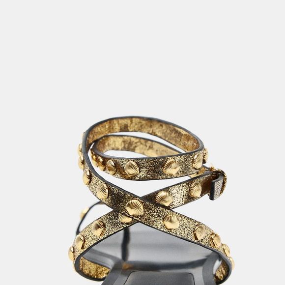 Com inspiração sofisticada e artesanal, a nova rasteirinha da Zara de R$ 279 aposta em tiras com tachas em formato de conchas e acabamento laminado, elevando o visual com um brilho sutil e elegante