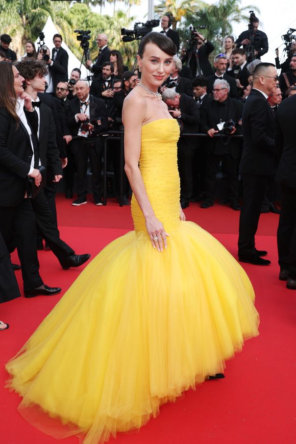 Cannes 2025: Mary Leest foi ousada na cor e apostou em um modelo de vestido amarelo com cauda pomposa