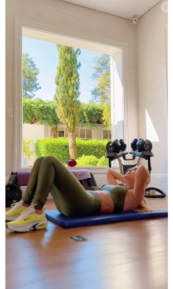 Eliana também realiza muitas abdominais para estar sempre com a barriga definida