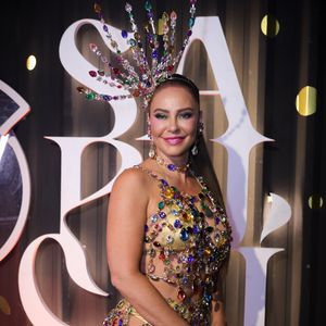 Paolla Oliveira foi simpática e cumprimentou alguns fãs, mas não se alongou