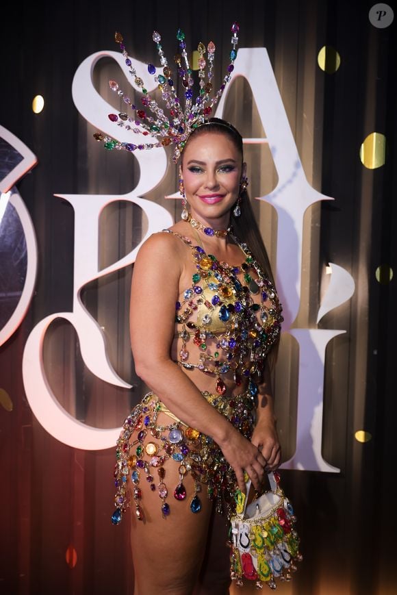 Paolla Oliveira foi simpática e cumprimentou alguns fãs, mas não se alongou