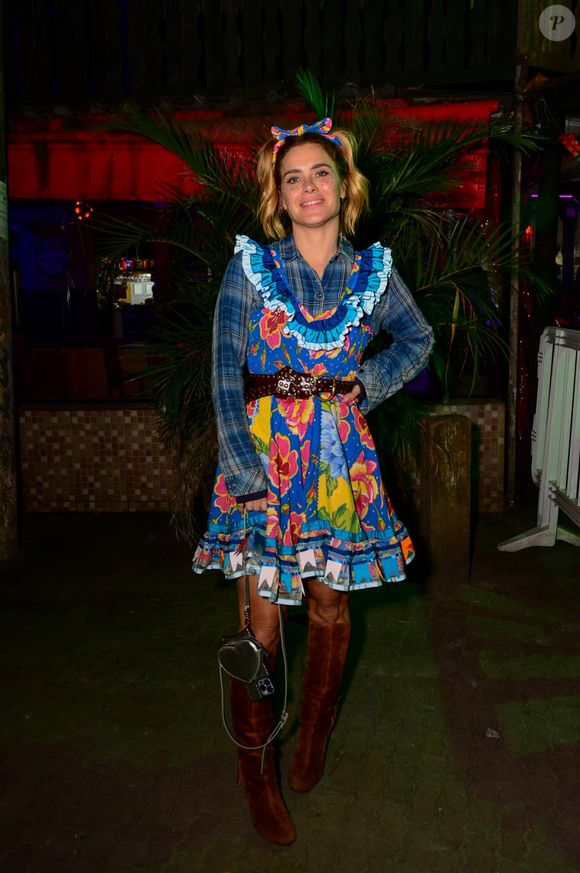 Botas e vestido florido foram combinados por Carolina Dieckmann neste look junino