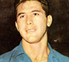 Hideraldo Luís Bellini foi um zagueiro lendário e o primeiro capitão a levantar a taça de uma Copa do Mundo pela Seleção Brasileira em 1958. Famoso pela segurança defensiva e liderança, ele eternizou o gesto de erguer o troféu acima da cabeça para os fotógrafos