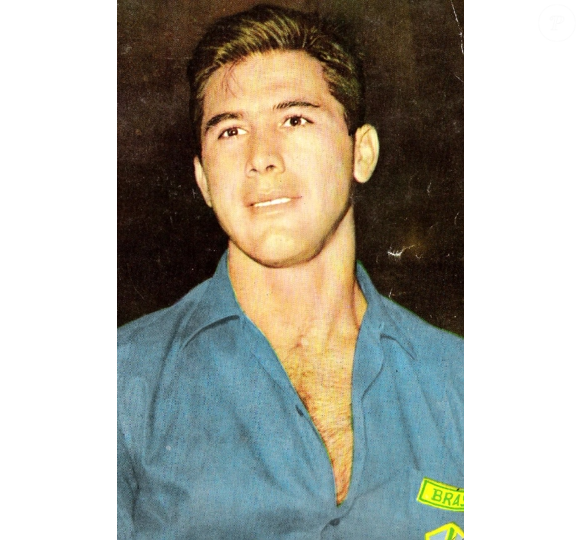 Hideraldo Luís Bellini foi um zagueiro lendário e o primeiro capitão a levantar a taça de uma Copa do Mundo pela Seleção Brasileira em 1958. Famoso pela segurança defensiva e liderança, ele eternizou o gesto de erguer o troféu acima da cabeça para os fotógrafos