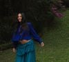 A produção de Sabrina Sato destacou sua barriguinha de grávida com uma combinação de cores vibrantes e elementos românticos. O look assinado pela Chloé reforçou a presença da estética boho chic entre as principais referências de moda do momento