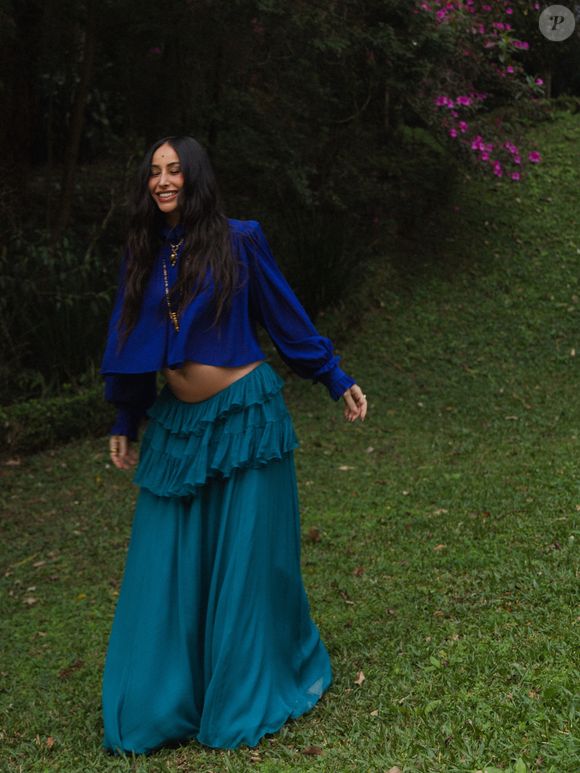 A produção de Sabrina Sato destacou sua barriguinha de grávida com uma combinação de cores vibrantes e elementos românticos. O look assinado pela Chloé reforçou a presença da estética boho chic entre as principais referências de moda do momento