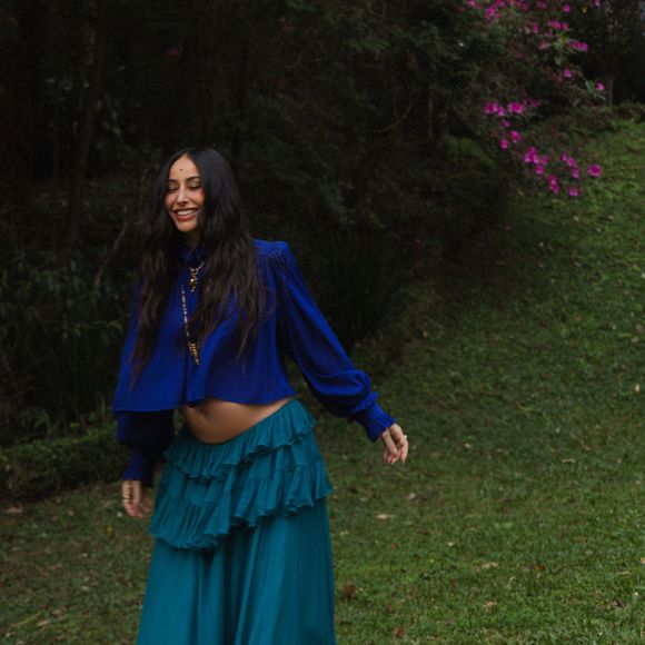 A produção de Sabrina Sato destacou sua barriguinha de grávida com uma combinação de cores vibrantes e elementos românticos. O look assinado pela Chloé reforçou a presença da estética boho chic entre as principais referências de moda do momento