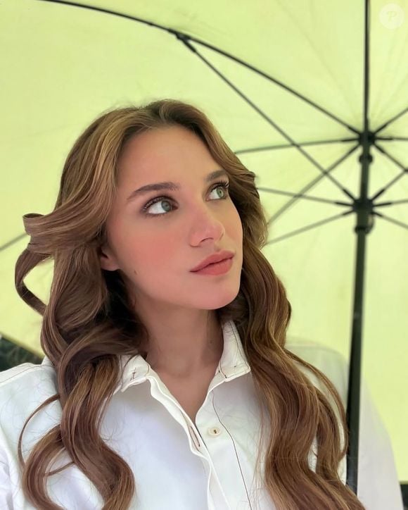 A atriz Miray Daner interpreta "Zeynep" na novela turca "O Indomável"