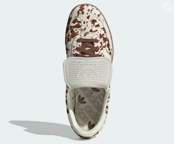O Adidas LT tem um acabamento em pelo com estampa que lembra um bolo marmorizado e a lingueta dobrável esconde os cadarços e cria o efeito de um mocassim