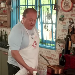 Faça o hambúrguer adicionando os tomates pelados e, em seguida, a carne