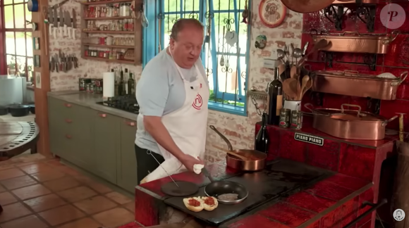 Faça o hambúrguer adicionando os tomates pelados e, em seguida, a carne