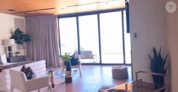 Quarto de Anitta tem varanda com vista para Los Angeles; veja detalhes na imagem