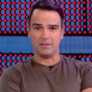 'BBB 26' começa sem entrada ao vivo e surpreende público com anúncio direto de Tadeu Schmidt nas redes: 'Que palhaçada!'