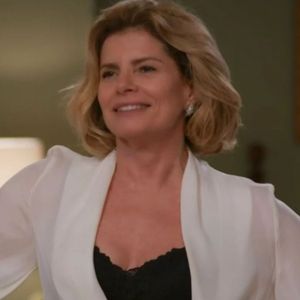 Após 6 amantes, Odete Roitman (Debora Bloch) se apaixona por César (Cauã Reymond) e pede ele em casamento