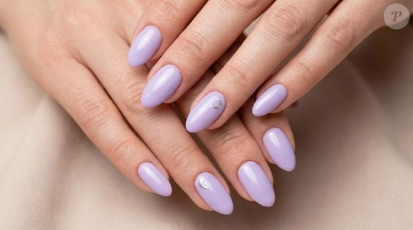Para sair do branco sem apostar em uma cor intensa, o roxo pastel é uma opção versátil. Com pequenas luas metálicas, a manicure ganha personalidade e continua elegante, delicada e discreta