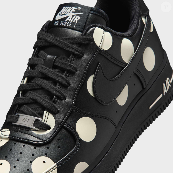 O Nike Air Force 1 Polka Dot une a silhueta clássica do modelo à estampa de bolinhas, mantendo a característica tradicional do tênis e acrescentando um efeito retrô