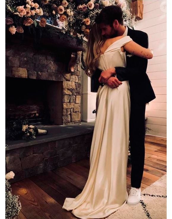 Miley Cyrus usou vestido Vivienne Westwood em casamento