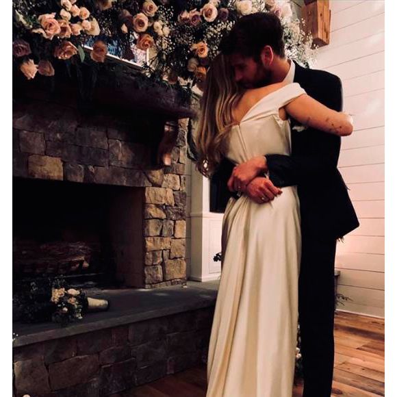 Miley Cyrus usou vestido Vivienne Westwood em casamento