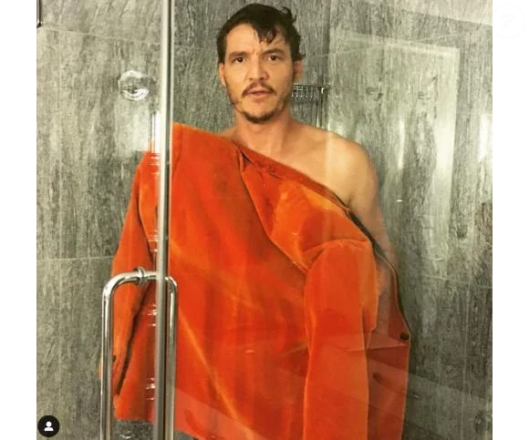 Só de toalha, Pedro Pascal mostra que tem o molho.