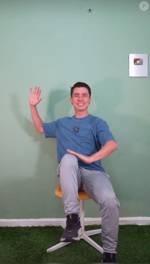 Atividade física de tocar no joelho com a mão oposta trabalha tanto a coordenação motora, como ativa os músculos abdominais e estimula o cérebro.