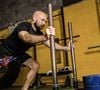 O trenó está esquecido há anos na sua academia, mas pode ser justamente o exercício que faltava na sua rotina