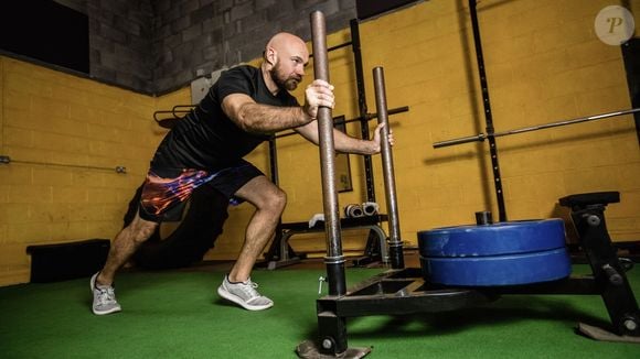 O trenó está esquecido há anos na sua academia, mas pode ser justamente o exercício que faltava na sua rotina