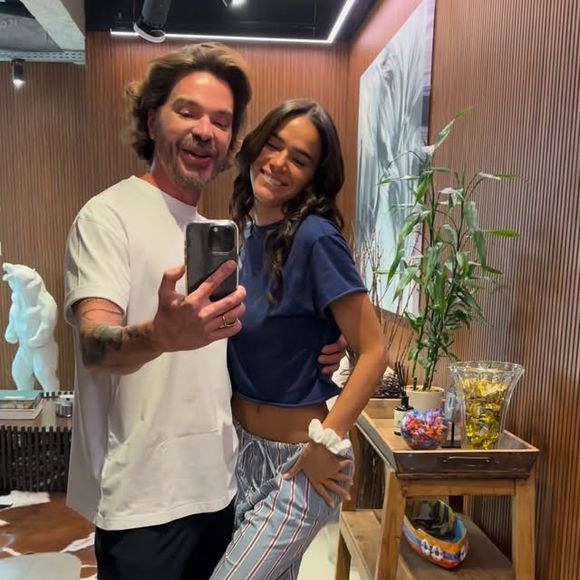 Bruna Marquezine fez uma mudança leve e deu mais um retoque no comprimento, como mostra um vídeo publicado pelo cabeleireiro