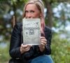 A autora Rebecca Yarros com 'Dia da Ceifa' (Threshing Day, no original em inglês), livro de contos que reúne 13 novas histórias ambientadas no universo de 'Quarta Asa'