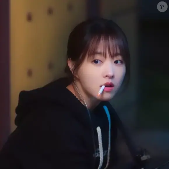 Em uma das cenas, Park Bo-young manuseia um cigarro, o que fez muita gente a criticar pela inexperiência