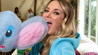 Os novos Adidas na cor algodão doce que as meninas românticas adoram: ficam perfeitos com jeans claros no Outono 2026