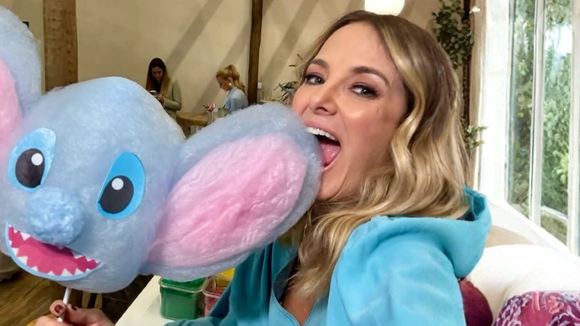 Os novos Adidas na cor algodão doce que as meninas românticas adoram: ficam perfeitos com jeans claros no Outono 2026