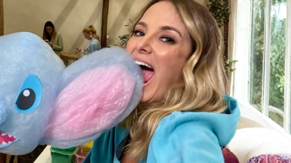 Os novos Adidas na cor algodão doce que as meninas românticas adoram: ficam perfeitos com jeans claros no Outono 2026