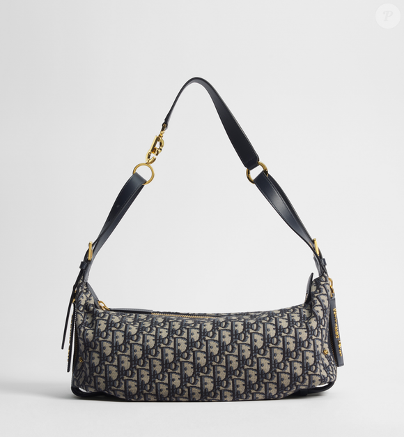 O acessório que aparece com Isabelle Drummond na piscina é bastante semelhante à D-Journey, da Dior, modelo médio informado por cerca de R$ 32 mil. Em jacquard Dior Oblique azul, a bolsa tem formato hobo e pode ser usada na mão, no ombro ou transpassada