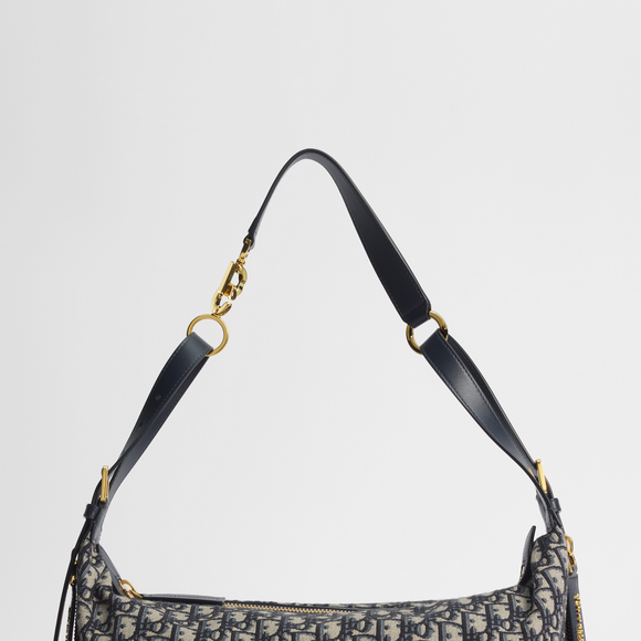 O acessório que aparece com Isabelle Drummond na piscina é bastante semelhante à D-Journey, da Dior, modelo médio informado por cerca de R$ 32 mil. Em jacquard Dior Oblique azul, a bolsa tem formato hobo e pode ser usada na mão, no ombro ou transpassada