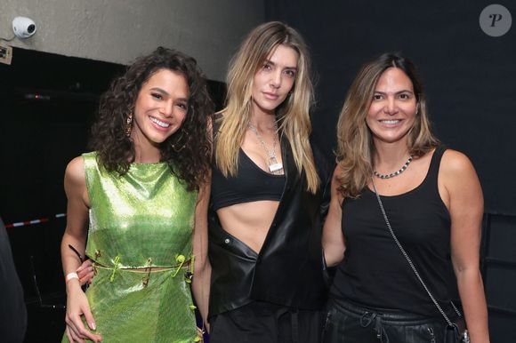 Bruna Marquezine posou com a promoter Carol Sampaio e mais uma amiga