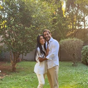 "Estamos grávidos! Vamos compartilhar tudo por aqui com vocês", anunciou Michelle Barros em uma sequência de fotos com Shia