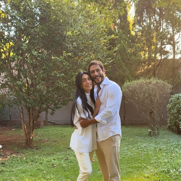 "Estamos grávidos! Vamos compartilhar tudo por aqui com vocês", anunciou Michelle Barros em uma sequência de fotos com Shia