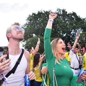 Entre a torcida, a dança e a comemoração, Sheila Mello transformou a vitória do Brasil sobre o Japão em um momento especial