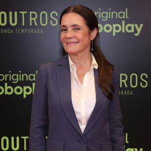 Adriana Esteves: uma internauta identificada como Gizele Abrantes afirma que recebeu uma ajuda da atriz enquanto caminhava com sua filha de colo em um aeroporto