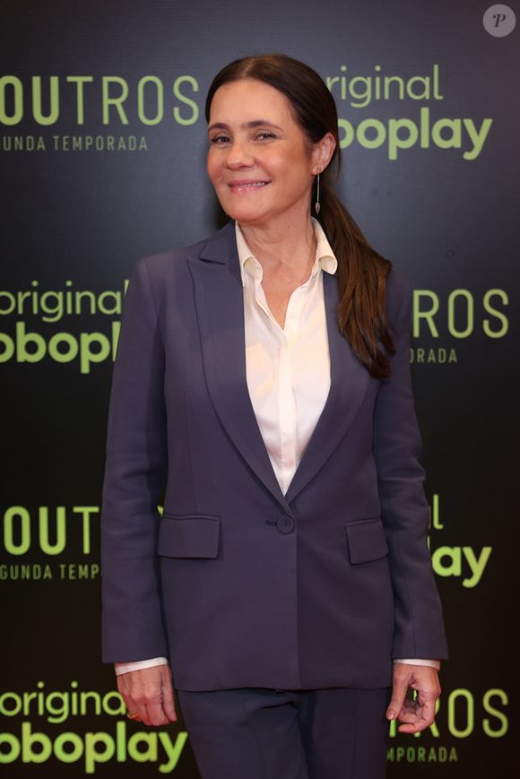 Adriana Esteves: uma internauta identificada como Gizele Abrantes afirma que recebeu uma ajuda da atriz enquanto caminhava com sua filha de colo em um aeroporto