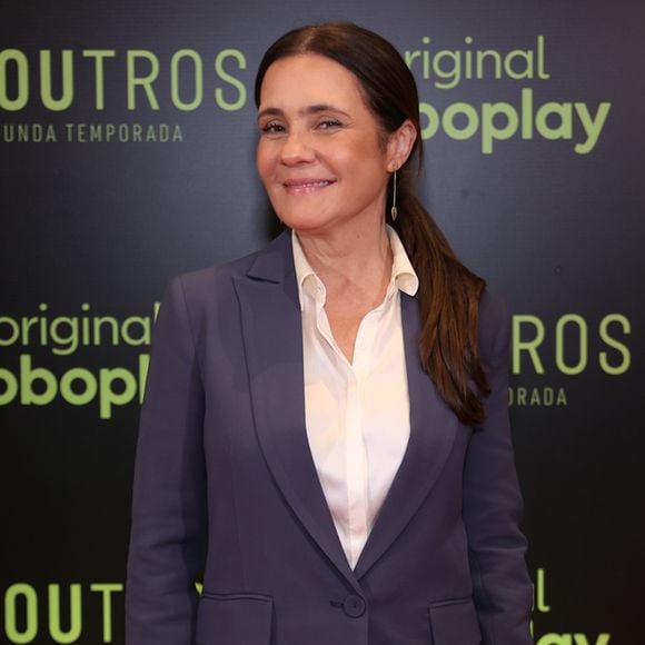 Adriana Esteves: uma internauta identificada como Gizele Abrantes afirma que recebeu uma ajuda da atriz enquanto caminhava com sua filha de colo em um aeroporto