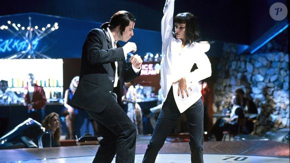 Os dois se envolvem em situações inusitadas, incluindo uma misteriosa maleta e uma noite perigosa ao lado de Mia Wallace