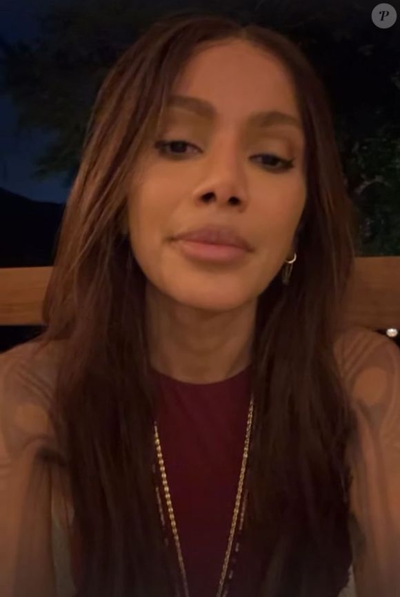 Anitta ganhou uma pintura corporal como presente dos indígenas