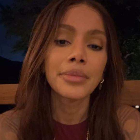 Anitta ganhou uma pintura corporal como presente dos indígenas