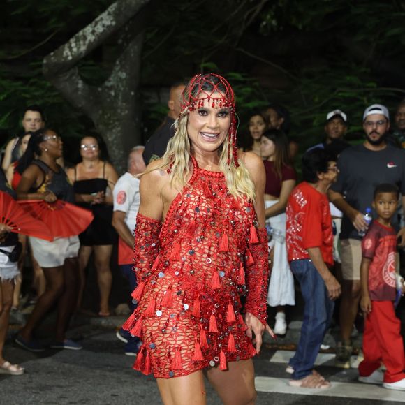 Flávia Alessandra, atualmente com 50 anos, cuida do corpo com uma dieta simples