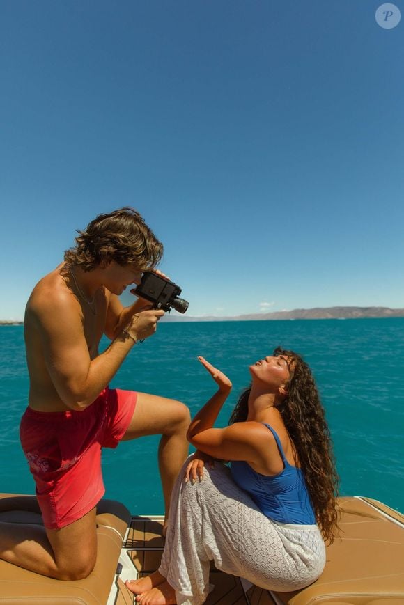 Compacta, leve e com visual retrô irresistível: a câmera semelhante à usada por Bruna Marquezine possui visor óptico, gravação em 18fps, zoom elétrico e manual, além de lente considerada uma das melhores para ambientes com pouca luz