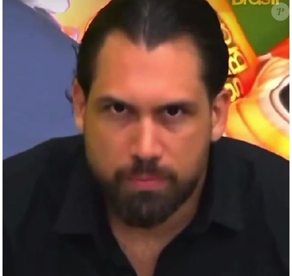 BBB 26: Brigido causou na web por sua postura inusitada e olhar 'medonho' para a câmera: 'O norte tá vindo'