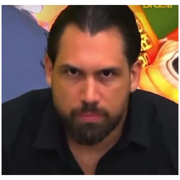 BBB 26: Brigido causou na web por sua postura inusitada e olhar 'medonho' para a câmera: 'O norte tá vindo'