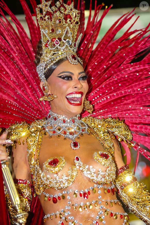 Juliana Paes sobre fantasia: 'É a primeira vez que uma marca de luxo internacional desenvolve algo semelhante no Brasil', declarou ela ao jornal O Globo