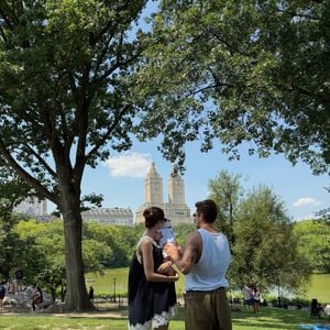 Camila Queiroz, de 33 anos, compartilhou registros da viagem em família para Nova York ao lado do marido, Klebber Toledo, de 40, e da filha do casal, Clara, de sete meses